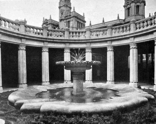 Ruta por la arquitectura de los años 20 y 30 8 Columnata y fuente central del antiguo Mercado de las Flores de la plaza del Ayuntamiento de Valencia