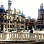 Imagen coloreada de la Tortada de Goerlich en la Plaza del Ayuntamiento para la ruta de arquitectura Valencia años 20 y 30 con CaminArt