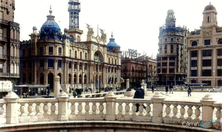 Arquitectura Años Veinte y Treinta Valencia: Ruta de Autor 1 Imagen coloreada de la Tortada de Goerlich en la Plaza del Ayuntamiento para la ruta de arquitectura Valencia años 20 y 30 con CaminArt