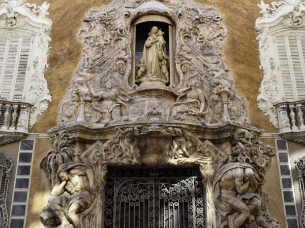 Fachada de alabastro del Palacio Marqués Dos Aguas en Valencia diseñada por Hipólito Rovira